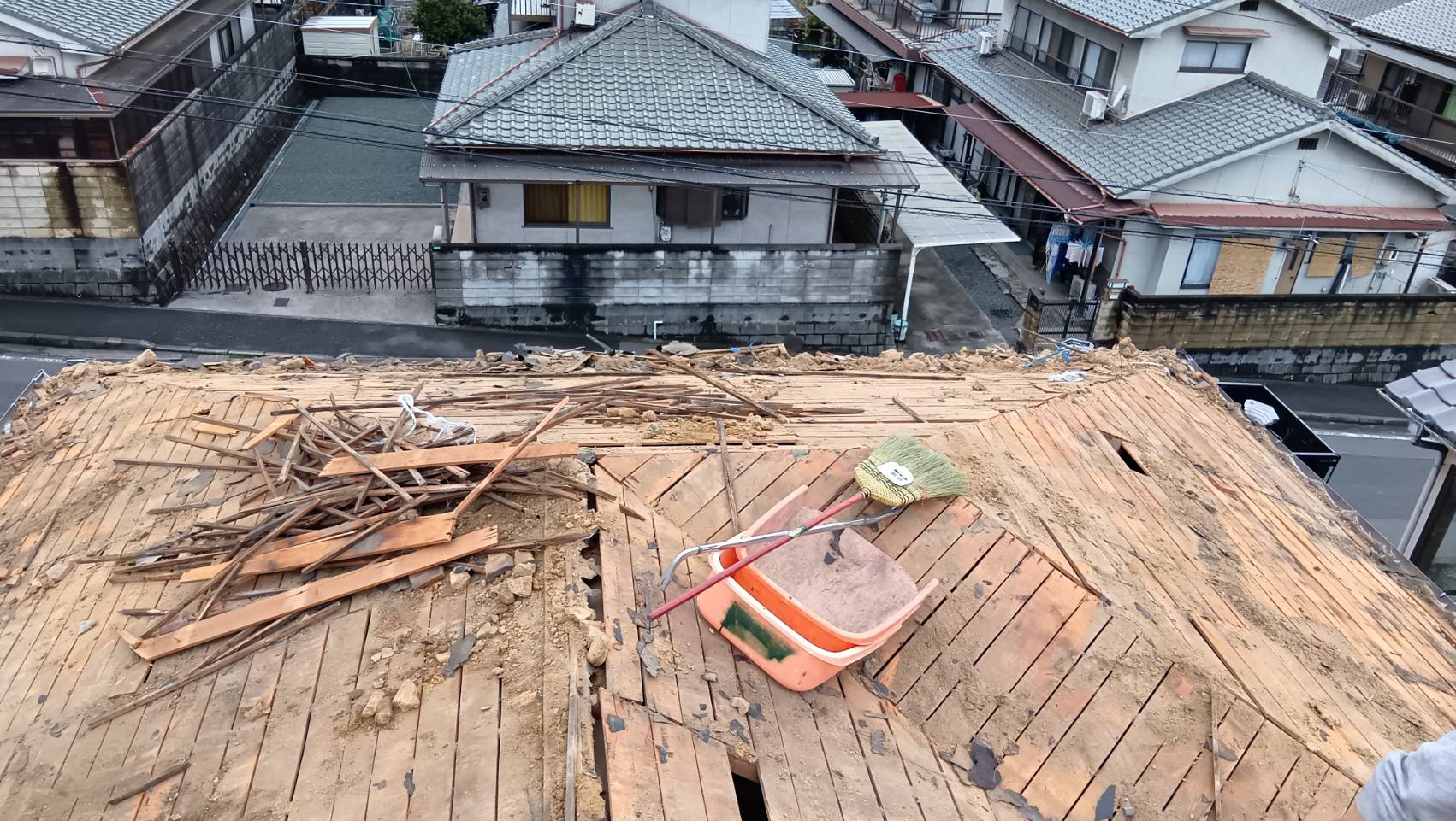 【作業事例】老朽化した屋根の瓦下ろしを安全に実施！の画像